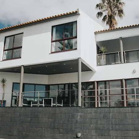Ample Villa With Pool, Gym And Gorgeous Ocean View